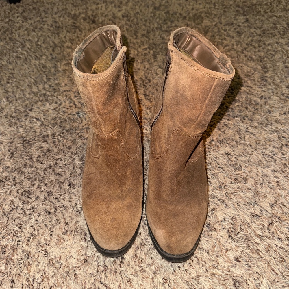 Liz & Co. Tan Suede Ankle Booties